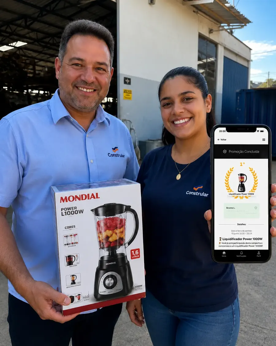 Equipe da Constrular mostrando o prêmio e o resultado do sorteio no aplicativo